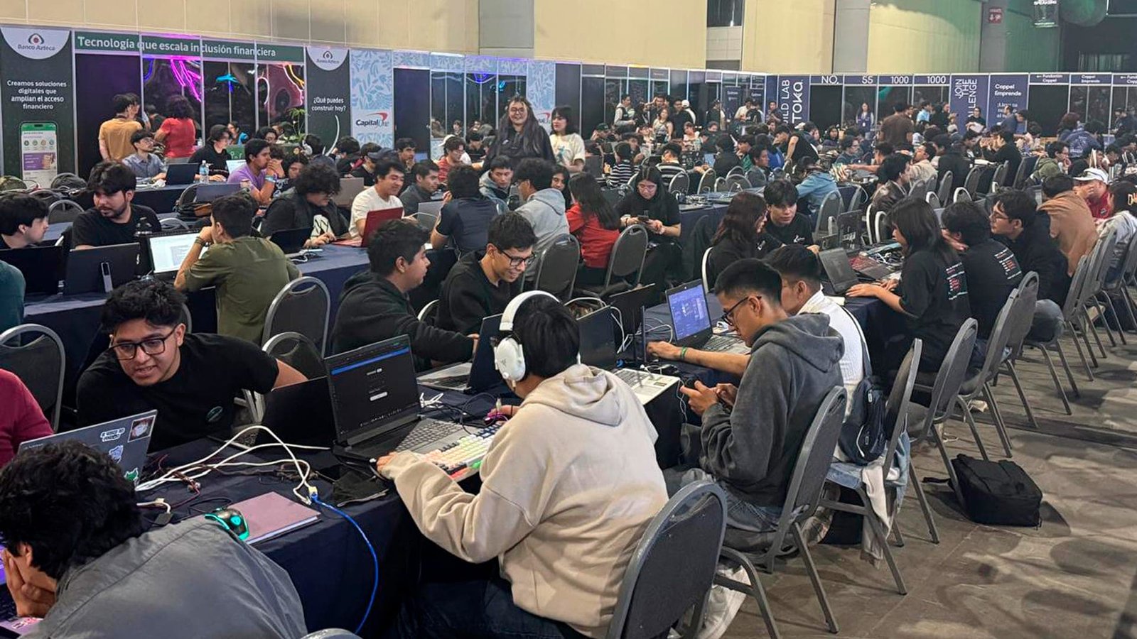 Sala del Talent Hackathon 2026 en Expo Santa Fe con cientos de participantes